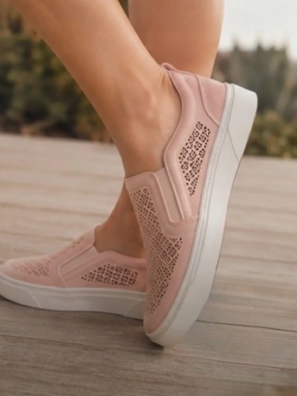 NWT Vionic Kimmie Roze Perforated Suede Slip On Sneaker 6.5